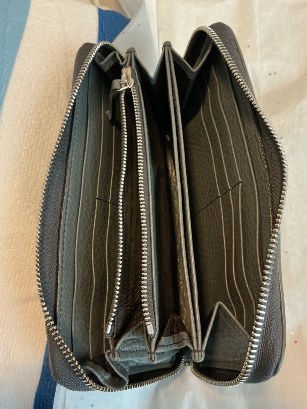 EUC Gucci fabulous wallet - Picture 4 of 5
